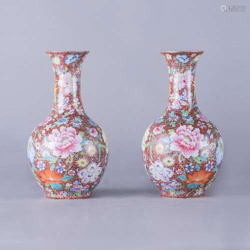 A PAIR OF ORANGE SGRAFFIATO-GROUND FAMILLE ROSE VASE, LATE QING PERIOD