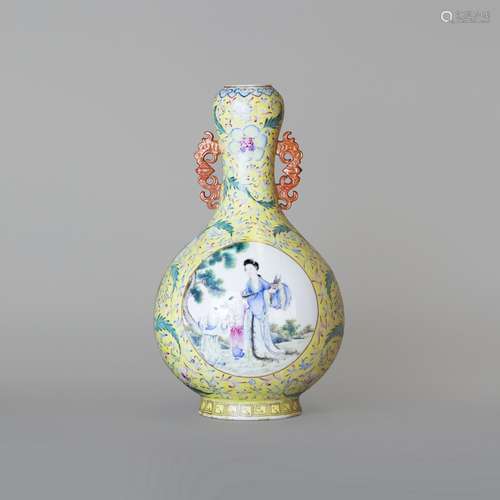 YELLOW GROUND FAMILLE ROSE GARLIC-HEAD 'FIGURAL' VASE, REPUBLIC PERIOD