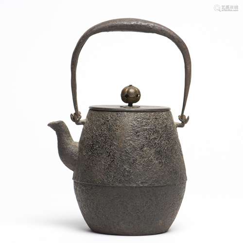 A JAPANESE TETSUBIN CAST IRON TEAPOT, MINGZHI PERIOD