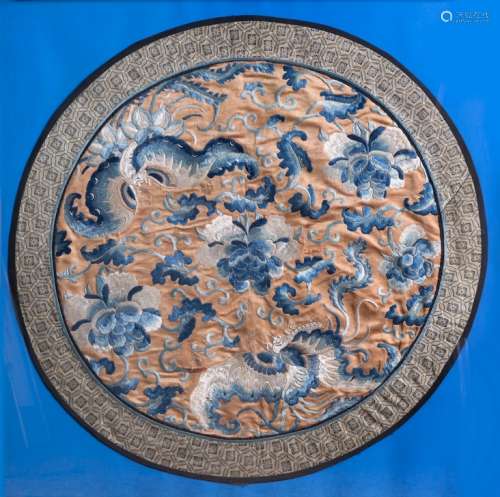 A CHINESE SILK EMBROIDERED ROUNDEL