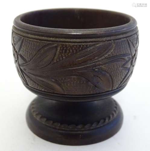 A late 19th / early 20thC treen table salt with foliate decoration. Approx. 2