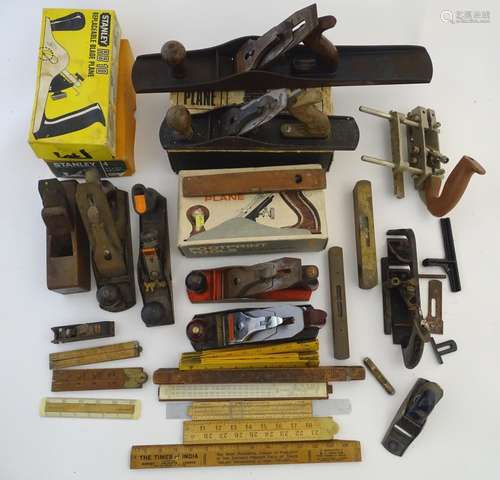 A collection of vintage workshop carpentry/woodworking tools, to include rebate, smooth and