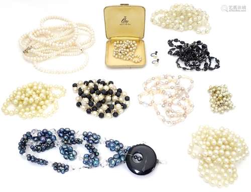 A quantity of assorted pearl necklaces etc Please Note - we do not make reference to the condition