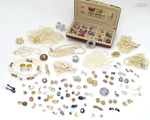 A quantity of assorted jewellery, to include pearl necklaces, various brooches, earrings etc.