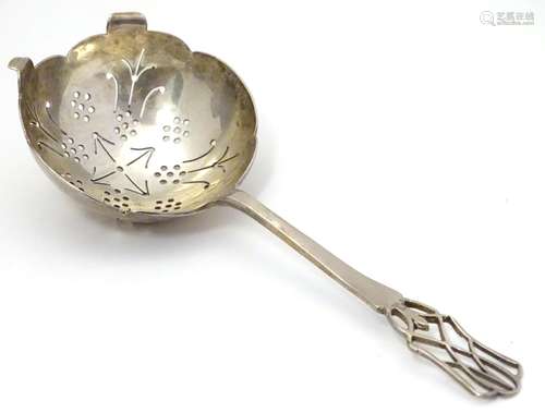 An Art Deco silver tea strainer, hallmarked Sheffield 1937, maker Viners Ltd. Approx. 6