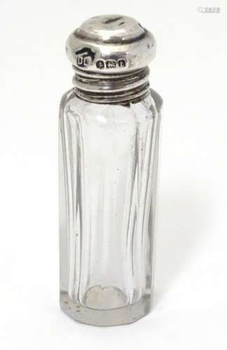 A small glass scent / perfume bottle with silver top hallmarked Birmingham 1918. Approx. 2 1/2