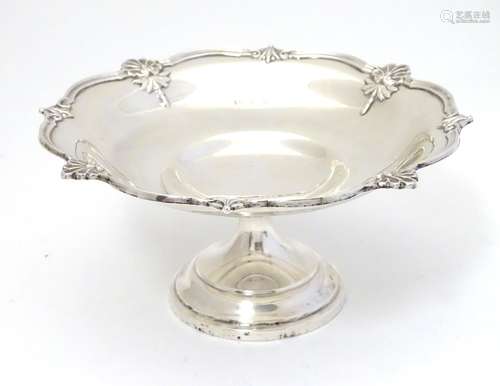 A silver tazza, hallmarked Sheffield 1964, maker Walker & Hall. Approx. 3 1/4