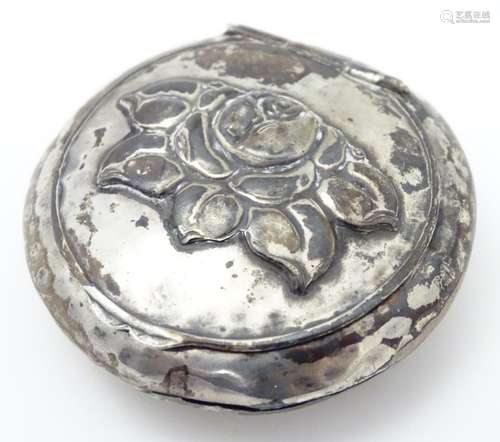 A Danish silver compact with hammered decoration and floral detail to lid. Marked for Copenhagen