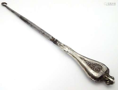 A silver handled button hook, hallmarked Chester 1909. Approx. 8 1/2