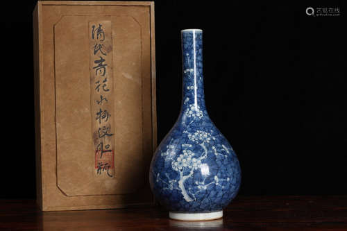 CHINESE BLUE & WHITE VASE