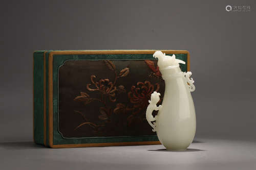 CHINESE CARVED HETIAN JADE VASE