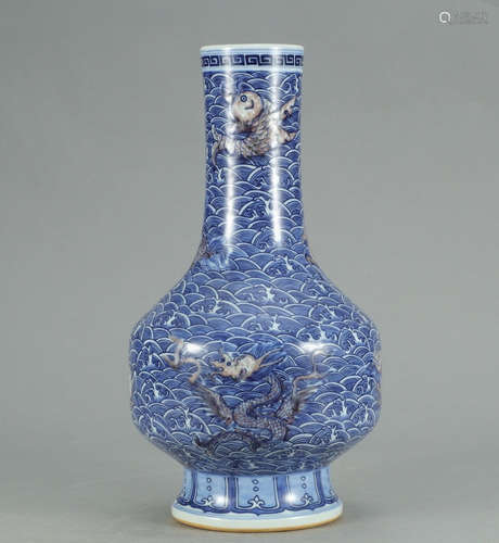 CHINESE BLUE & WHITE RED GLAZED LONG NECK VASE