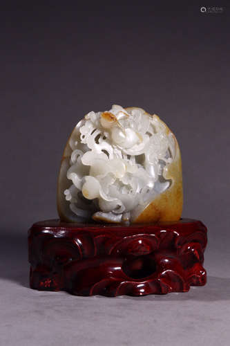 CHINESE CARVED HETIAN JADE ORNAMENT