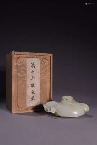 CHINESE CARVED HETIAN JADE BRUSHPOT