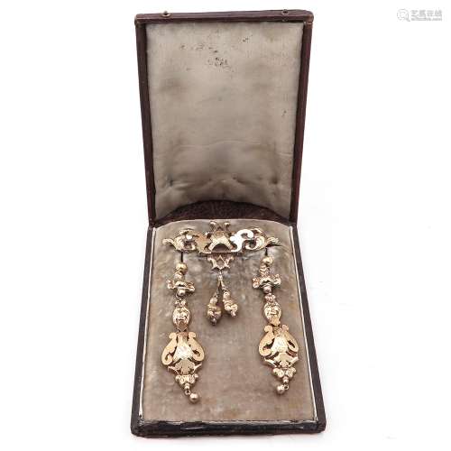 A 14KG Brooch and Earrings in Foudral
