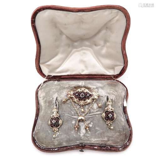 A 19th Century Brooch and Earrings in Foudraal