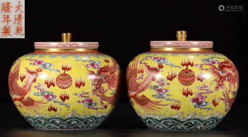 PAIR OF YELLOW FAMILLE ROSE GLAZE OUTLINE IN GOLD JAR