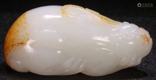 A HETIAN JADE CARVED BEAST SHAPE PENDANT