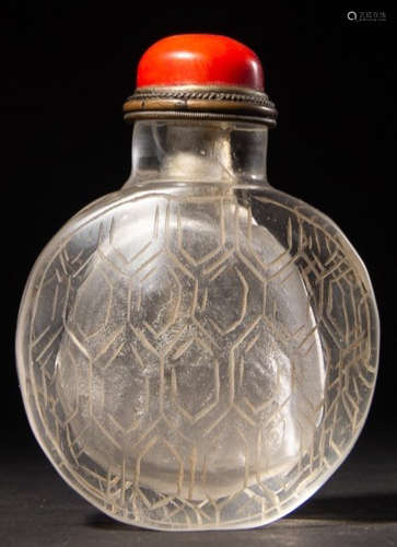 A CRYSTAL CARVED SNUFF BOTTLE WITH PATTERN