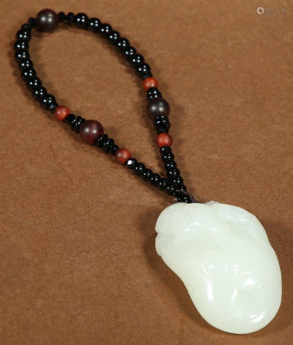 A HETIAN JADE CARVED CAISHEN PATTERN PENDANT