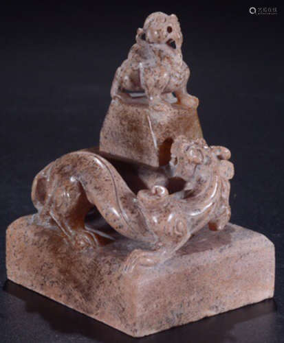 AN ANTIQUE JADE CARVED DRAGON PATTERN SEAL
