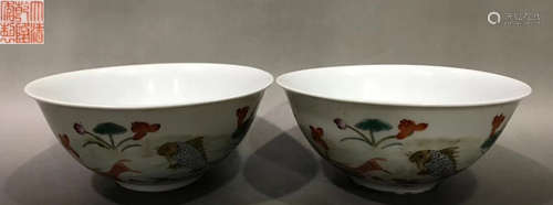 PAIR OF FAMILLE ROSE GLAZE FISH PATTERN BOWLS