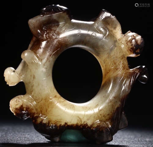 A HETIAN JADE CARVED DRAGON PATTERN RING