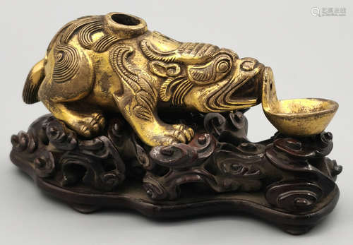 A GILT BRONZE CASTED BEAST SHAPE BRUSH WASHER