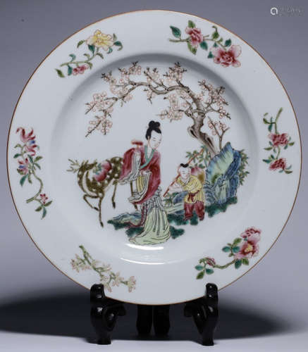 A FAMILLE ROSE GLAZE FIGURE PATTERN PLATE