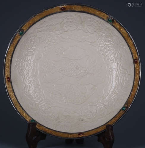 A DING YAO GLAZE WRAPPED GILT SILVER FISH PATTERN PLATE