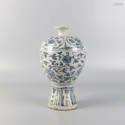 Ming Hongzhi blue and white plum vase with twisted branch lotus pattern