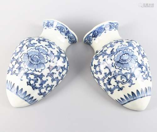 A pair of vase decorated with blue and white flowers