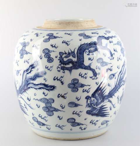 Blue and white pot decorated with dragon and phoenix patterns