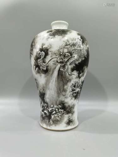 Plum vase with black cloud and dragon pattern