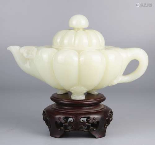 Hotan jade seed teapot with white jade melon edge