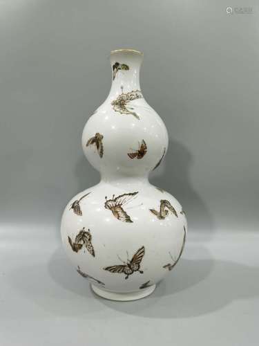 Gourd bottle decorated with butterfly pattern