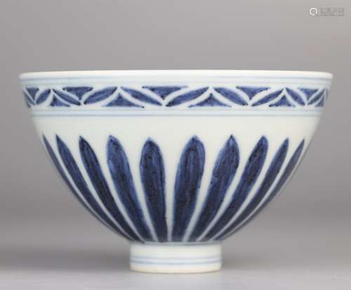 Chicken heart bowl decorated with blue and white flowers