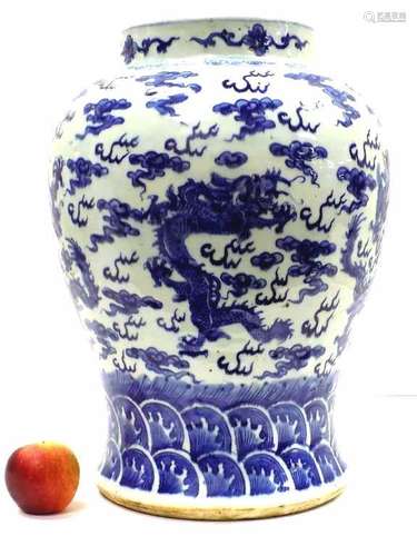 CHINESE KANGXI QIANLONG DRAGON PALACE VASE