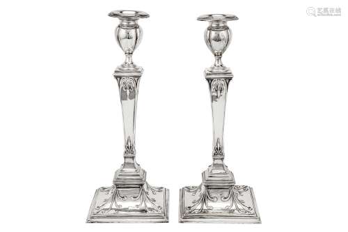 A pair of Edwardian sterling silver candlesticks, London 1901 by Sibray, Hall & Co