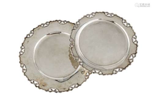 A graduated pair of mid-20th century Egyptian 900 standard silver serving dishes, Cairo circa 1955