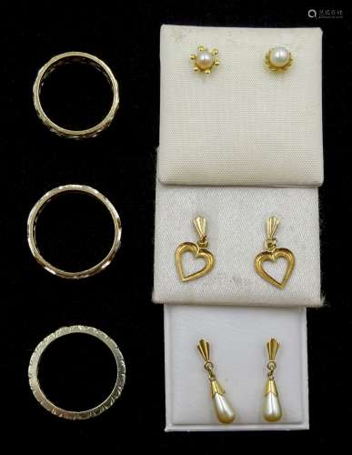 Three gold stone set full eternity rings, two pairs of gold earrings and two single earrings, all 9c