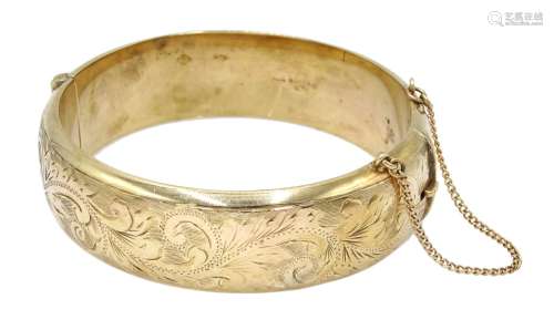 9ct gold bangle with engraved decoration, Birmingham 1987, approx 30gm