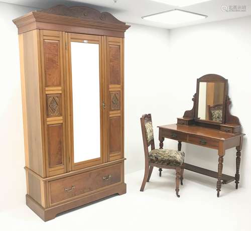 Edwardian bedroom suite comprising of mahogany raised mirror back dressing table, four drawers, tur