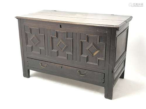 Late 18th century oak mule chest, hinged lid, geometric patterned front panel above single drawer, s