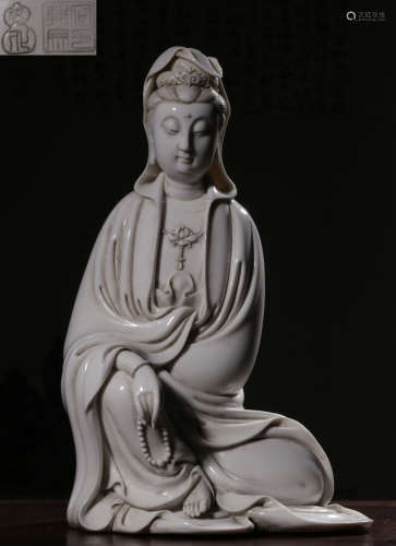 A DEHUA WHITE PORCELAIN GUANYIN BUDDHA STATUE