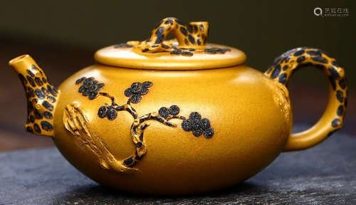 A ZISHA POT MADE BY WUZHILIANG