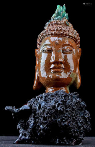 A YAAN GREEN STONE CARVED BUDDHA HEAD ORNAMENT