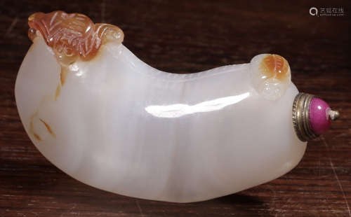 AN AGATE CARVED AUSPICIOUS PATTERN SNUFF BOTTLE