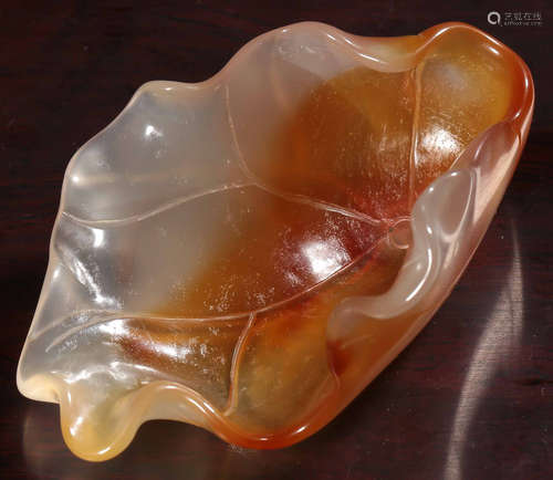 AN AGATE CARVED LOTUS SHAPE BRUSH WASHER