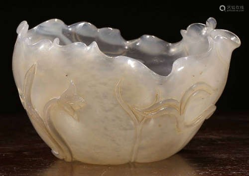 AN AGATE CARVED LOTUS SHAPE BRUSH WASHER